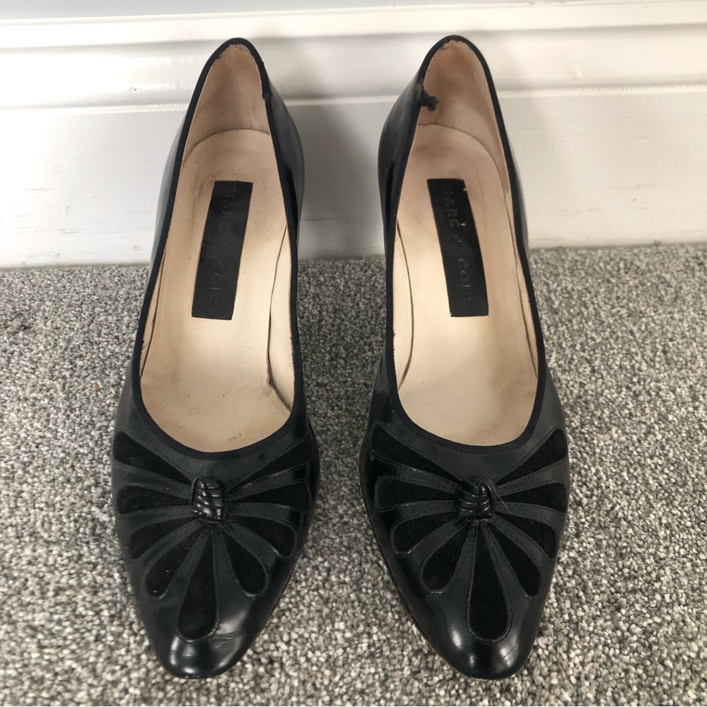 Marc Jacobs leather and suede black pumps. Pointy toe with leather knot. Size 7